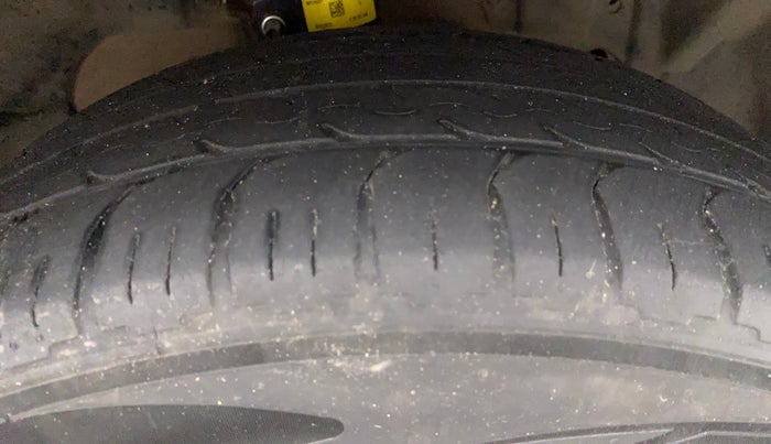 2015 Ford Ecosport TITANIUM 1.5L DIESEL (OPT), Diesel, Manual, 1,20,208 km, Right Front Tyre Tread