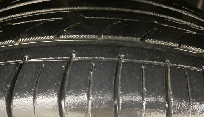 2016 Skoda Octavia STYLE PLUS AT 1.8 TSI, Petrol, Automatic, 94,300 km, Right Front Tyre Tread