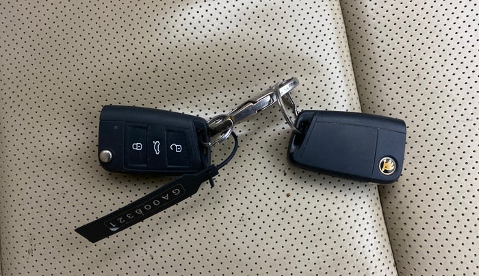 2016 Skoda Octavia STYLE PLUS AT 1.8 TSI, Petrol, Automatic, 94,300 km, Key Close Up