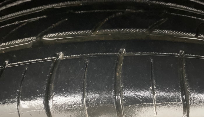 2016 Skoda Octavia STYLE PLUS AT 1.8 TSI, Petrol, Automatic, 94,300 km, Left Front Tyre Tread