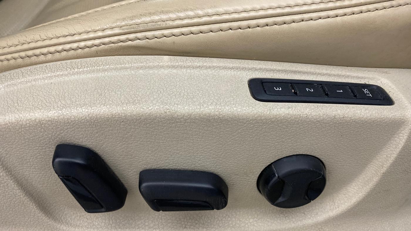 2016 Skoda Octavia STYLE PLUS AT 1.8 TSI, Petrol, Automatic, 94,300 km, Driver Side Adjustment Panel