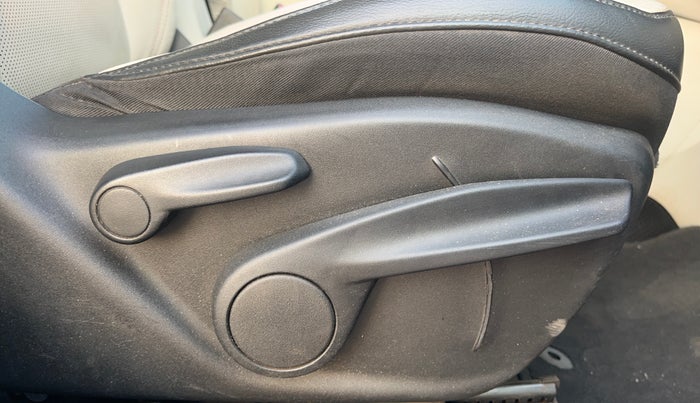 2018 Jeep Compass LIMITED 2.0 DIESEL, Diesel, Manual, 1,06,555 km, Driver Side Adjustment Panel