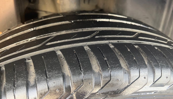 2018 Jeep Compass LIMITED 2.0 DIESEL, Diesel, Manual, 1,06,555 km, Right Rear Tyre Tread