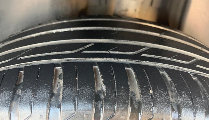 2018 Jeep Compass LIMITED 2.0 DIESEL, Diesel, Manual, 1,06,555 km, Left Rear Tyre Tread