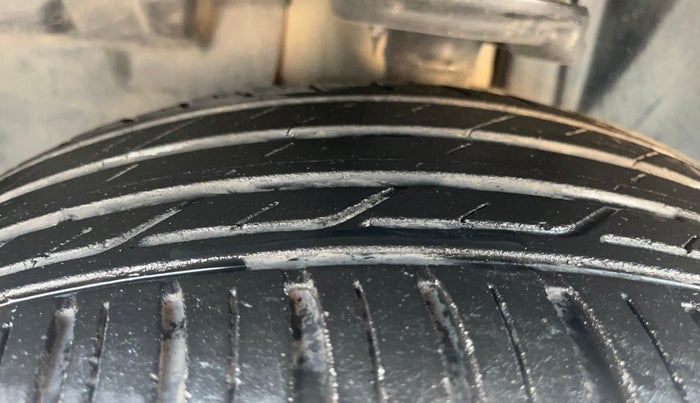 2018 Jeep Compass LIMITED 2.0 DIESEL, Diesel, Manual, 1,06,555 km, Left Front Tyre Tread