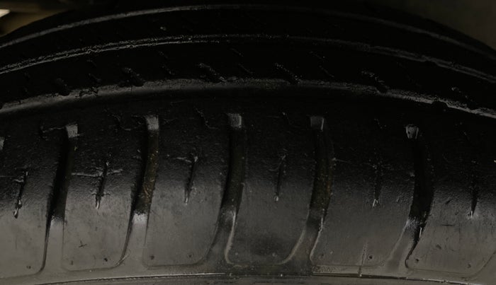 2014 Maruti Swift VXI, Petrol, Manual, 54,439 km, Right Rear Tyre Tread