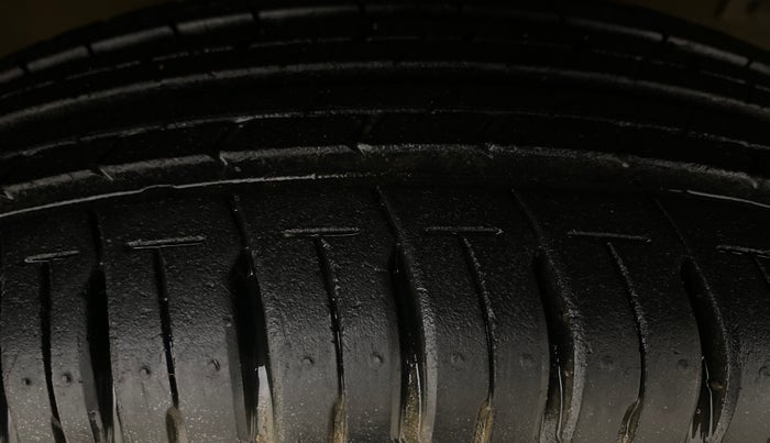 2014 Maruti Swift VXI, Petrol, Manual, 54,439 km, Right Front Tyre Tread