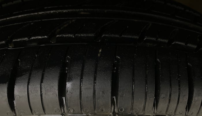2014 Maruti Swift VXI, Petrol, Manual, 54,439 km, Left Front Tyre Tread