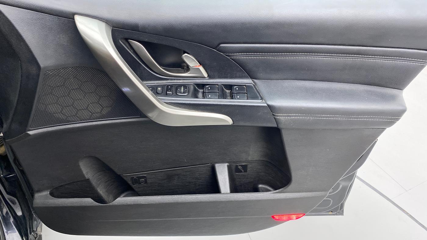 2018 Mahindra XUV500 W11, Diesel, Manual, 69,351 km, Driver Side Door Panels Control