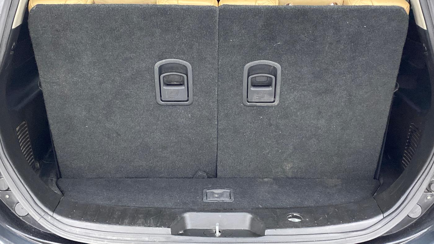 2018 Mahindra XUV500 W11, Diesel, Manual, 69,351 km, Boot Inside