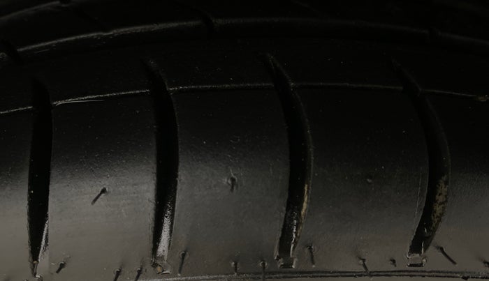 2016 Hyundai Eon SPORTZ, Petrol, Manual, 67,043 km, Right Rear Tyre Tread