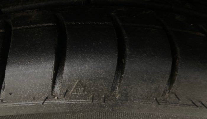 2016 Hyundai Eon SPORTZ, Petrol, Manual, 67,043 km, Right Front Tyre Tread