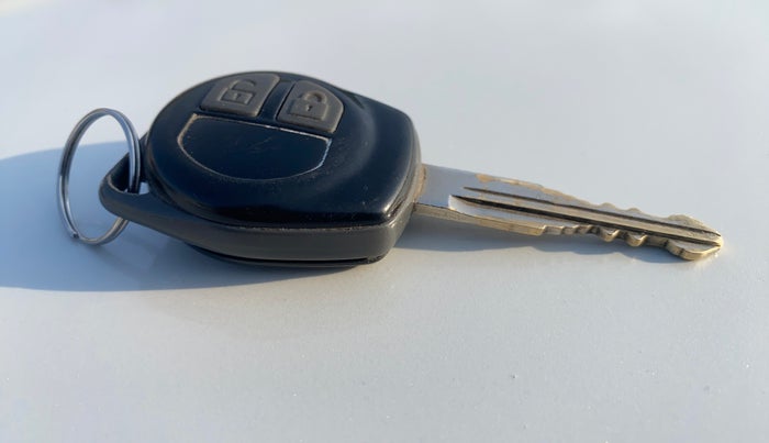 2013 Maruti Swift Dzire VDI, Diesel, Manual, 1,03,323 km, Key Close Up