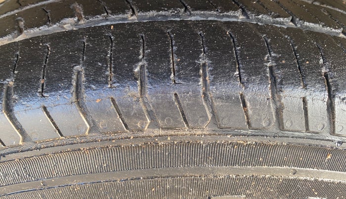 2013 Maruti Swift Dzire VDI, Diesel, Manual, 1,03,323 km, Right Front Tyre Tread
