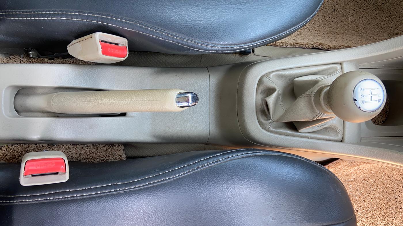 2015 Maruti Swift Dzire ZXI, Petrol, Manual, 76,554 km, Gear Lever