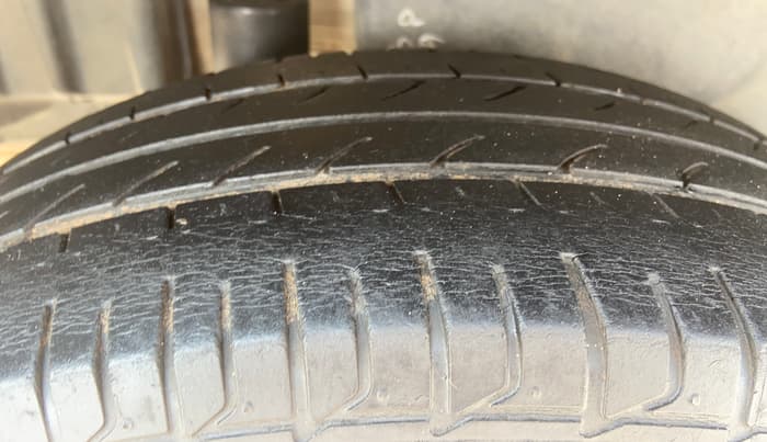 2015 Maruti Swift Dzire ZXI, Petrol, Manual, 76,723 km, Right Rear Tyre Tread