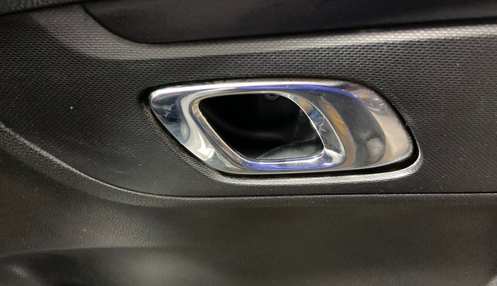 2018 Renault Kwid RXT 1.0 (O), Petrol, Manual, 52,488 km, Driver Side Door Panels Control