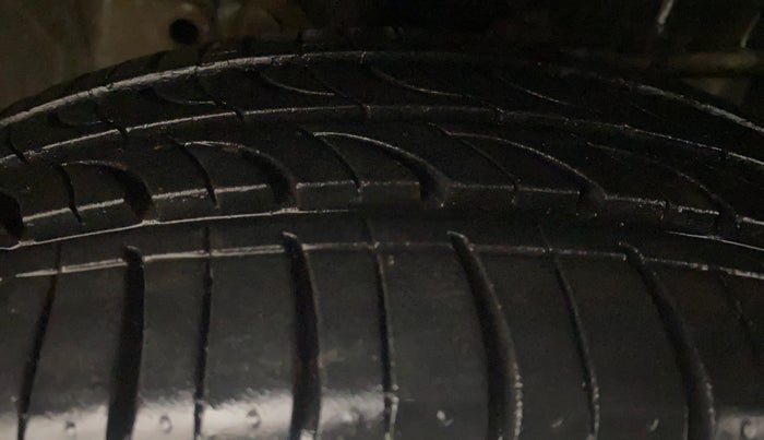 2015 Honda City 1.5L I-VTEC V MT, Petrol, Manual, 1,17,265 km, Right Front Tyre Tread