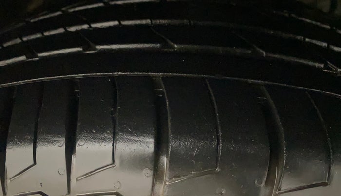 2019 Mahindra XUV300 W8 (O) 1.5 DIESEL, Diesel, Manual, 80,155 km, Right Front Tyre Tread