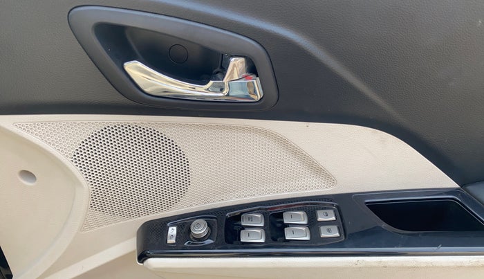 2019 Mahindra XUV300 W8 (O) 1.5 DIESEL, Diesel, Manual, 80,155 km, Driver Side Door Panels Control