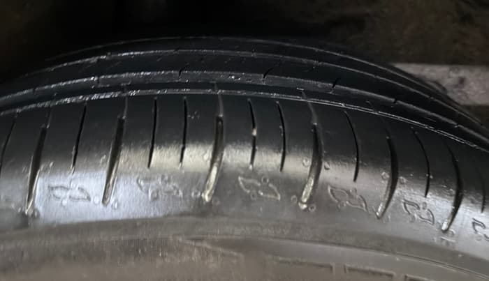 2022 Mahindra XUV700 AX 5 P AT 5 STR, Petrol, Automatic, 38,972 km, Right Rear Tyre Tread