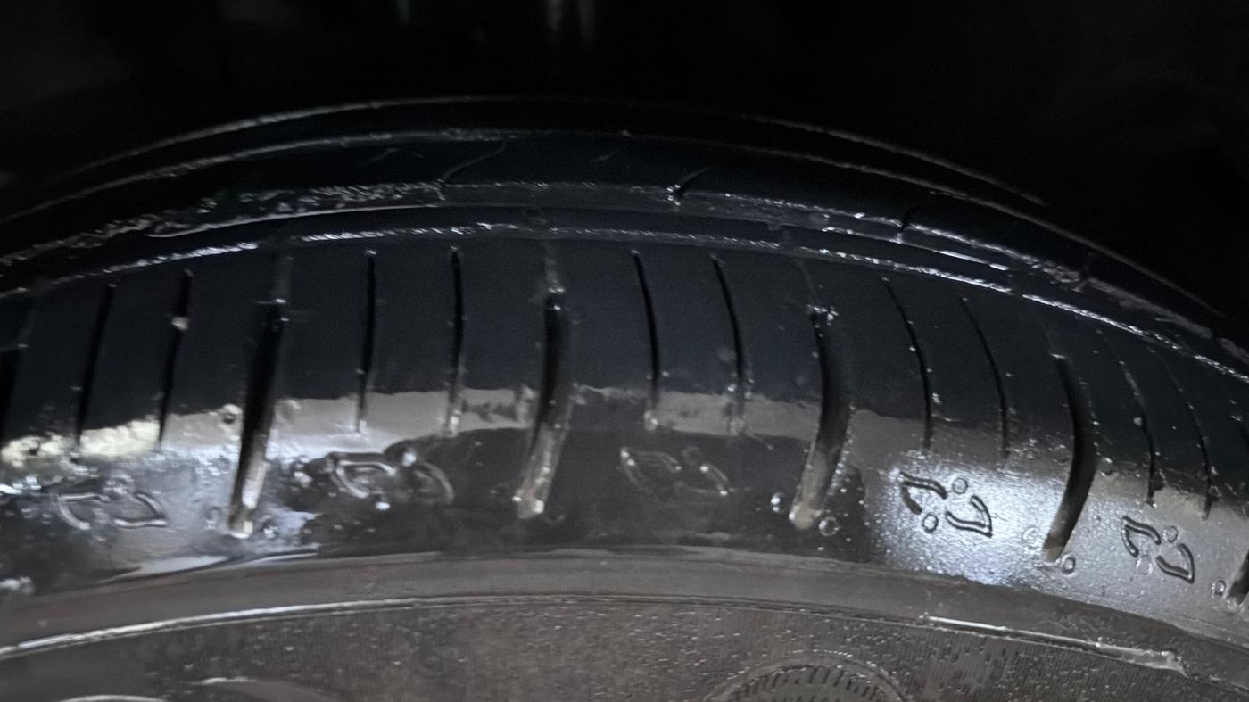 2022 Mahindra XUV700 AX 5 P AT 5 STR, Petrol, Automatic, 38,972 km, Right Front Tyre Tread