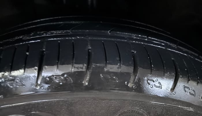 2022 Mahindra XUV700 AX 5 P AT 5 STR, Petrol, Automatic, 38,972 km, Right Front Tyre Tread