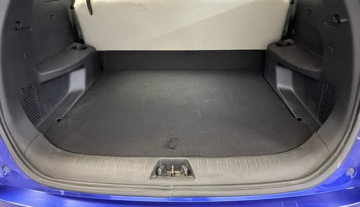 2022 Mahindra XUV700 AX 5 P AT 5 STR, Petrol, Automatic, 38,972 km, Boot Inside