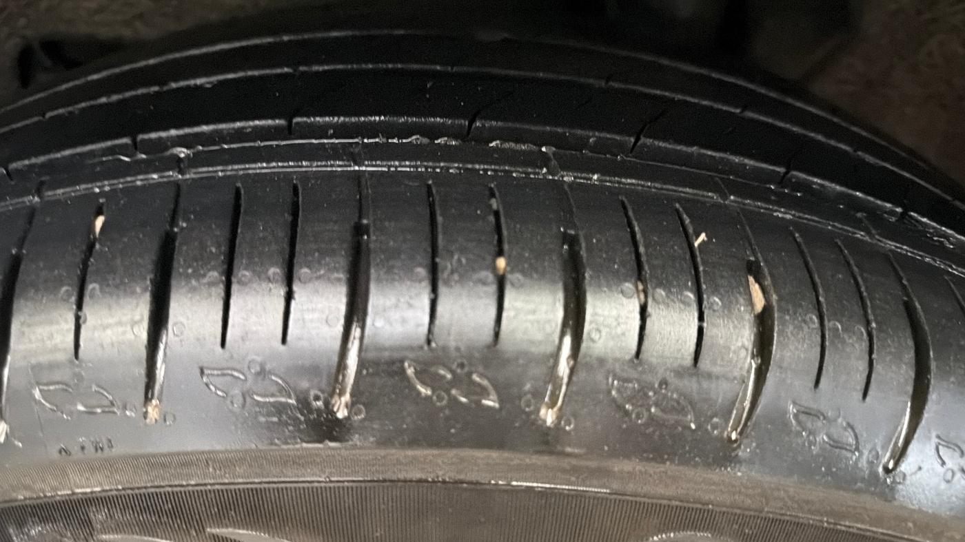 2022 Mahindra XUV700 AX 5 P AT 5 STR, Petrol, Automatic, 38,972 km, Left Rear Tyre Tread