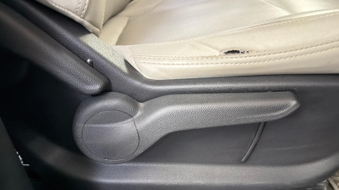 2022 Mahindra XUV700 AX 5 P AT 5 STR, Petrol, Automatic, 38,972 km, Driver Side Adjustment Panel