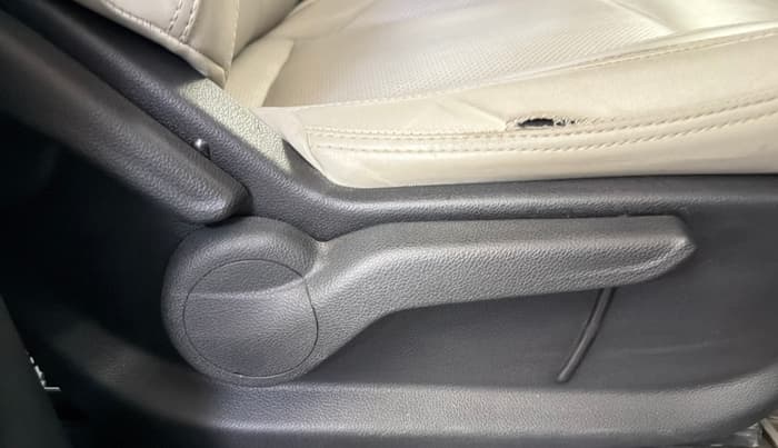 2022 Mahindra XUV700 AX 5 P AT 5 STR, Petrol, Automatic, 38,972 km, Driver Side Adjustment Panel