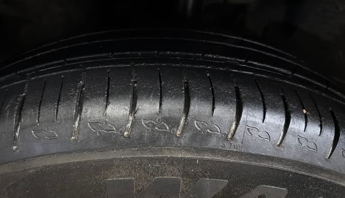 2022 Mahindra XUV700 AX 5 P AT 5 STR, Petrol, Automatic, 38,972 km, Left Front Tyre Tread