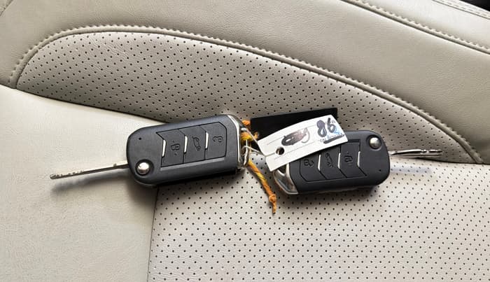 2022 Mahindra XUV700 AX 5 P AT 5 STR, Petrol, Automatic, 38,972 km, Key Close Up