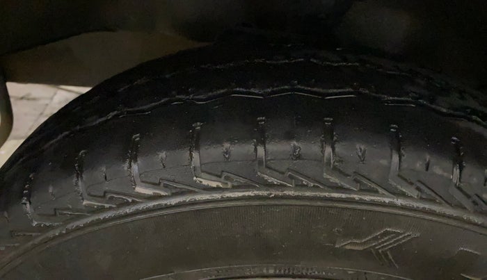 2023 Maruti Eeco 5 STR AC CNG, CNG, Manual, 25,664 km, Left Front Tyre Tread