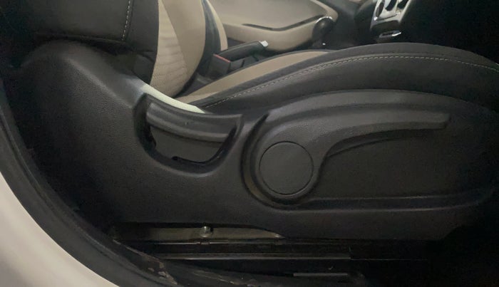2017 Hyundai Elite i20 SPORTZ 1.2, Petrol, Manual, 30,477 km, Driver Side Adjustment Panel