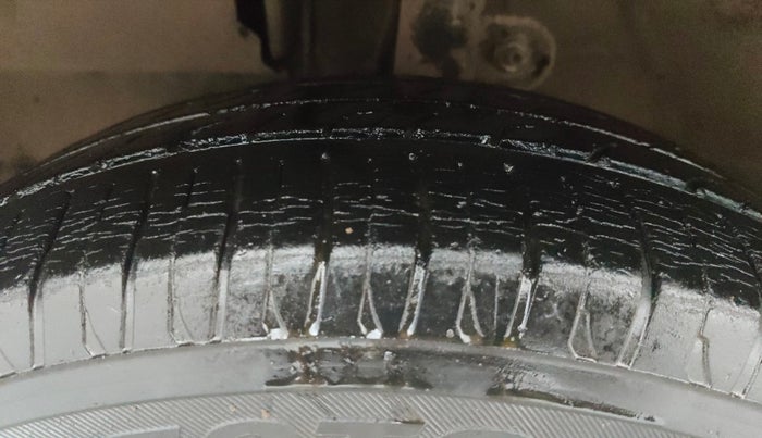 2016 Mahindra Kuv100 K8 D 6 STR, Diesel, Manual, 26,028 km, Left Front Tyre Tread