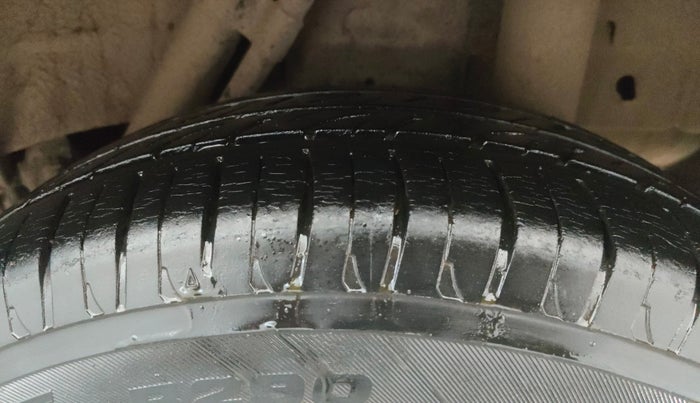 2016 Mahindra Kuv100 K8 D 6 STR, Diesel, Manual, 26,028 km, Left Rear Tyre Tread