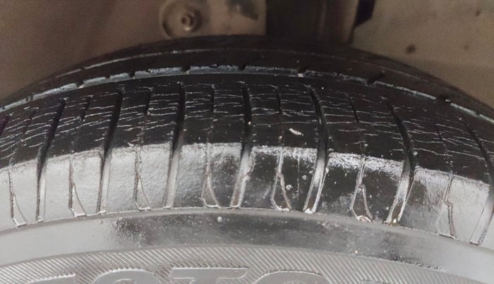 2016 Mahindra Kuv100 K8 D 6 STR, Diesel, Manual, 26,028 km, Right Front Tyre Tread