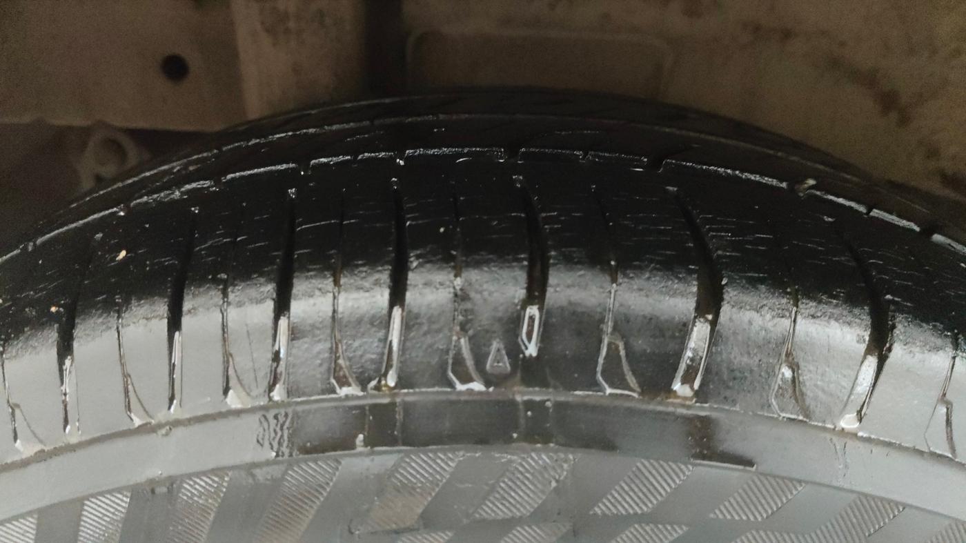 2016 Mahindra Kuv100 K8 D 6 STR, Diesel, Manual, 26,028 km, Right Rear Tyre Tread