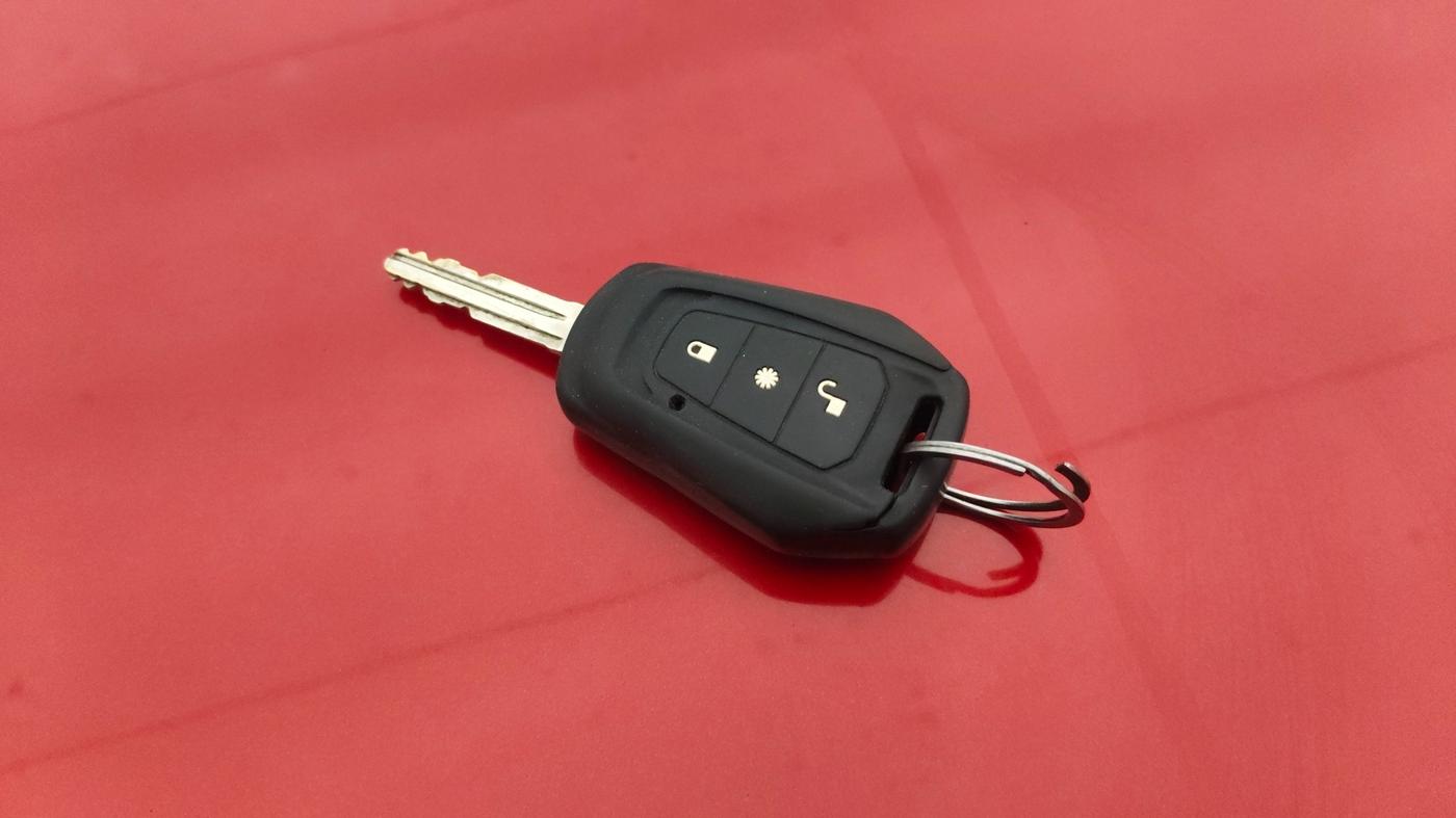 2016 Mahindra Kuv100 K8 D 6 STR, Diesel, Manual, 26,028 km, Key Close Up