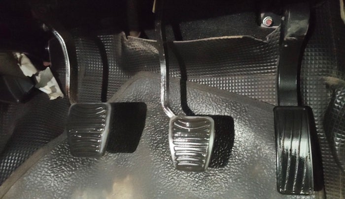 2016 Mahindra Kuv100 K8 D 6 STR, Diesel, Manual, 26,028 km, Pedals