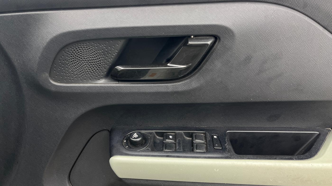 2021 Tata PUNCH ADVENTURE MT, Petrol, Manual, 65,667 km, Driver Side Door Panels Control