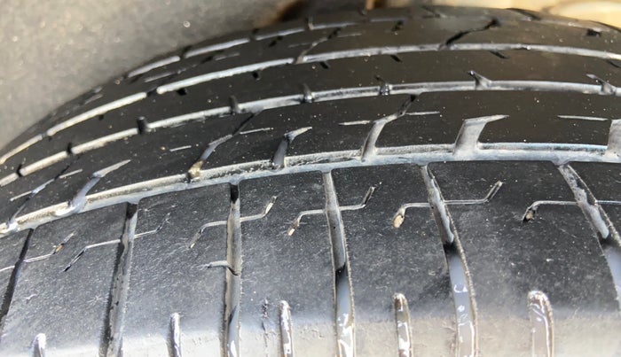 2022 KIA CARENS PREMIUM 1.4 PETROL 7 STR, Petrol, Manual, 67,834 km, Left Rear Tyre Tread