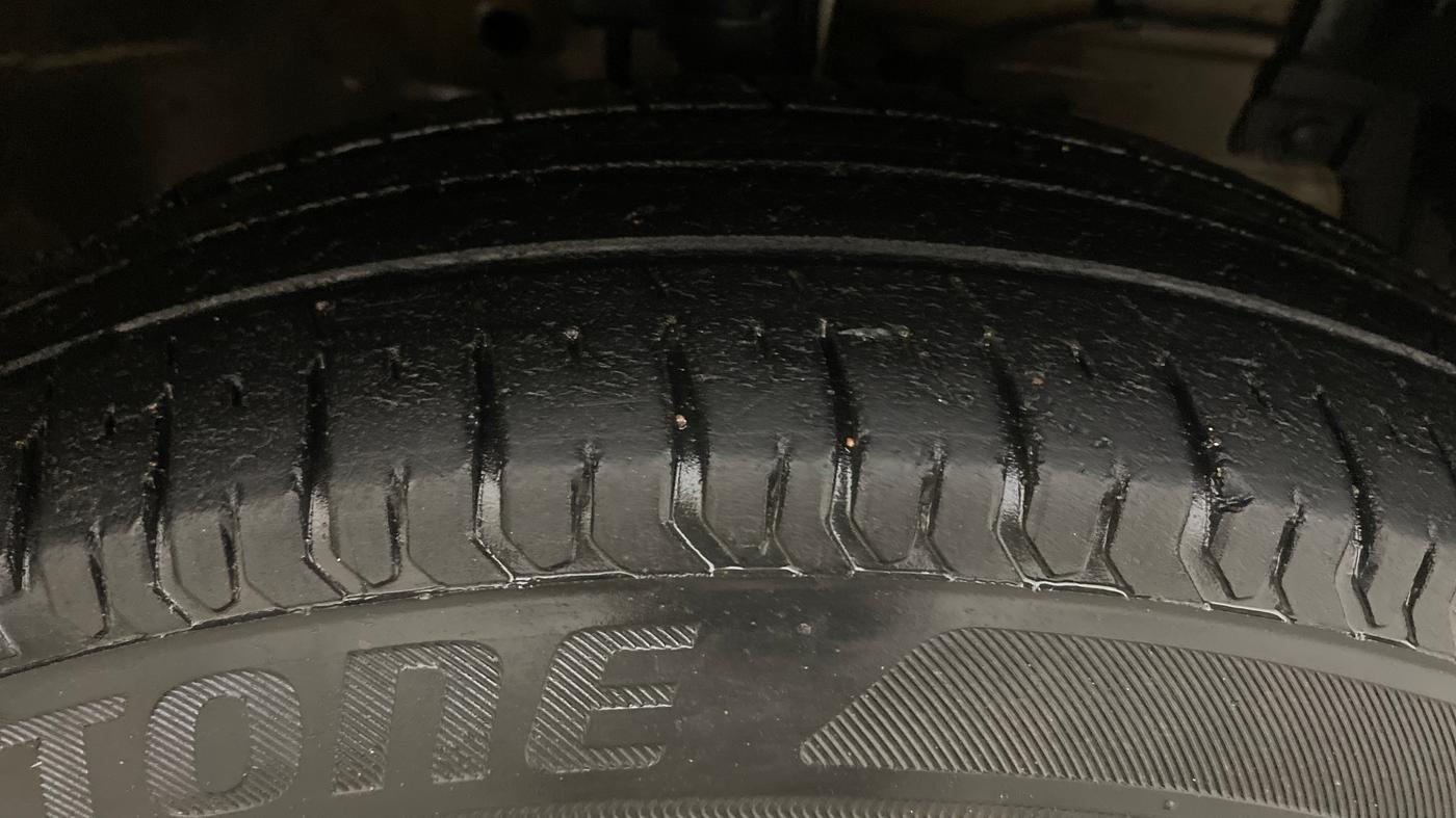 2014 Maruti Swift Dzire VXI, Petrol, Manual, 69,561 km, Right Front Tyre Tread