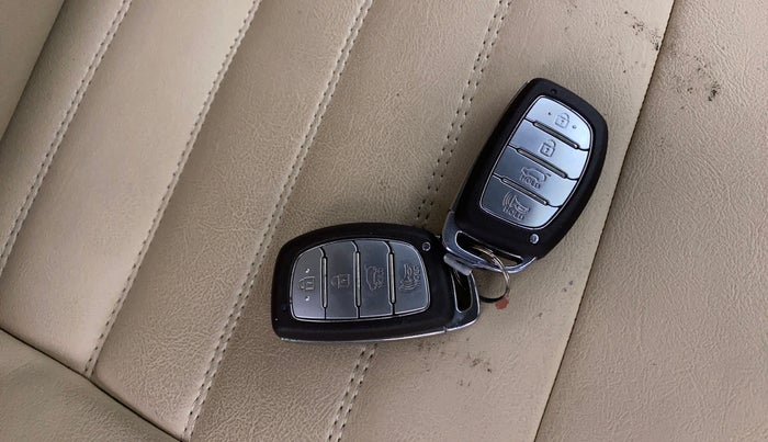 2022 Hyundai NEW I20 ASTA (O) 1.2 MT, Petrol, Manual, 55,268 km, Key Close Up