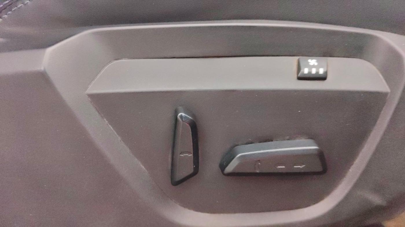 2022 Tata Safari XZA PLUS, Diesel, Automatic, 52,660 km, Driver Side Adjustment Panel