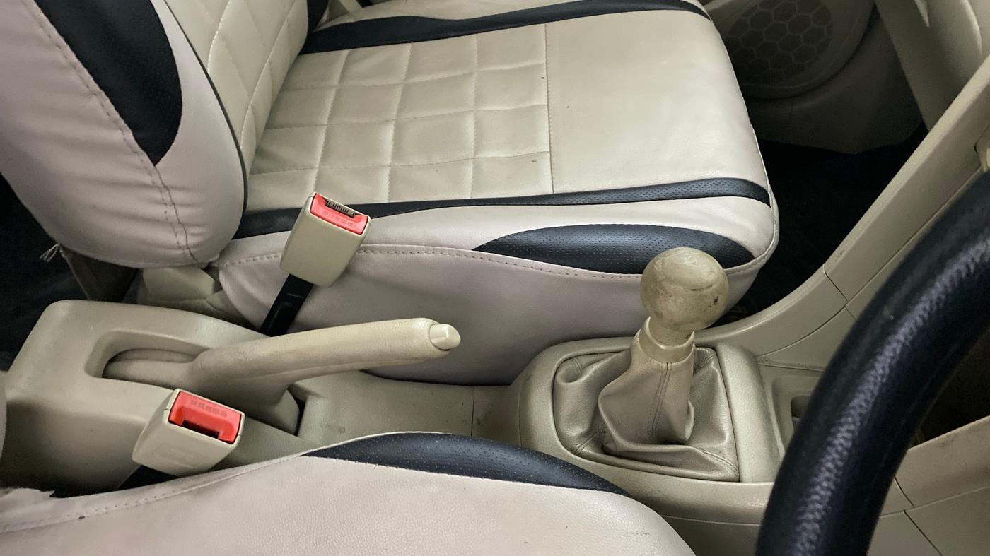 2016 Maruti Swift Dzire LXI, Petrol, Manual, 27,951 km, Gear Lever