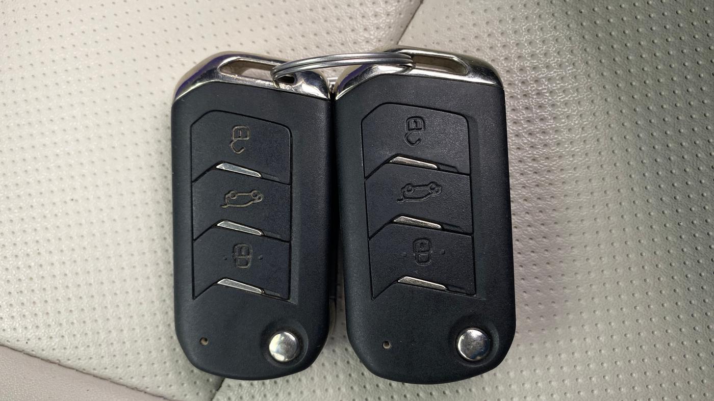 2024 Mahindra XUV300 W8 (O) 1.2 PETROL AMT, Petrol, Automatic, 45,360 km, Key Close Up