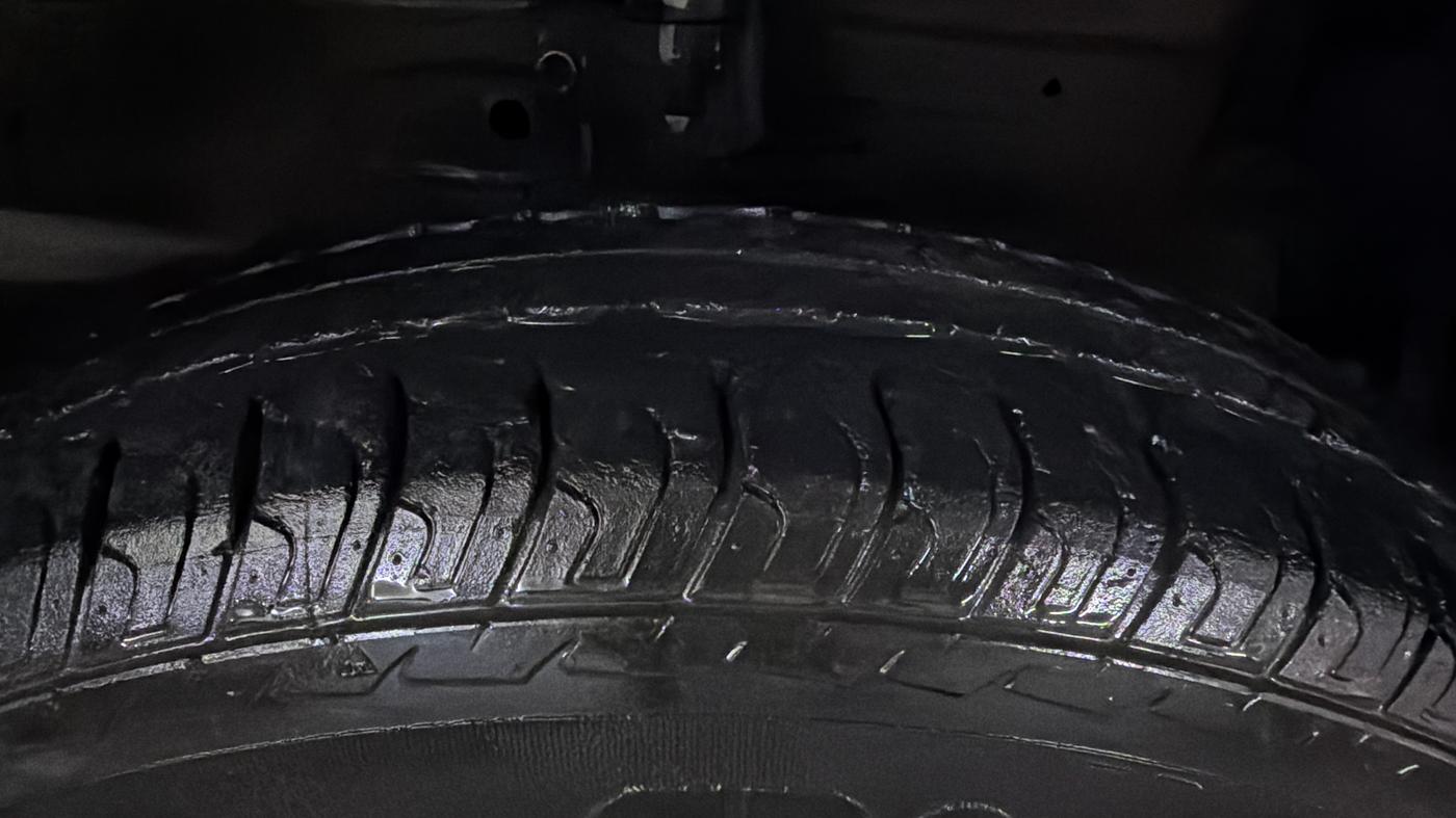 2016 Maruti Swift Dzire VXI, Petrol, Manual, 14,074 km, Right Front Tyre Tread