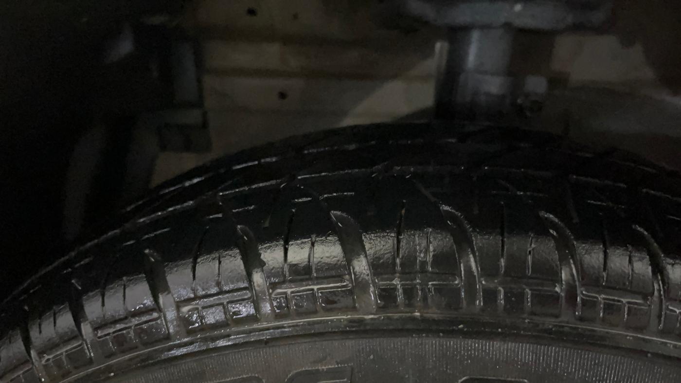 2014 Maruti Swift VXI, Petrol, Manual, 45,577 km, Left Front Tyre Tread